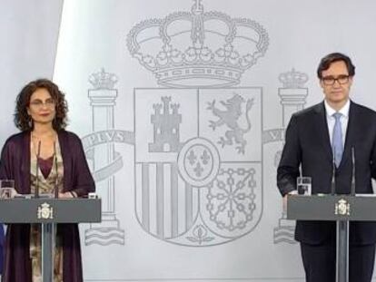 La ministra de Hacienda y portavoz del gobierno María Jesús Montero, y el ministro de Sanidad Salvador Illa, durante la rueda de prensa este domingo.