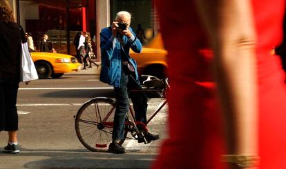 “Cualquier profesional podría decir que soy un fraude”. Solo capto lo que veo, fotografío la vida en movimiento, nada más”, contaba en el documental Bill Cunningham New York (Richard Press, 2010). Esa humildad le acompañó durante toda su trayectoria profesional y le convirtió en un personaje entrañable, querido y respetado en la industria.