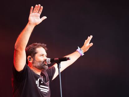 El vocalista de la banda Antònia Font, Pau Debon, en su actuación de este sábado en el festival Cruïlla en Barcelona.