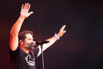 El vocalista de la banda Antònia Font, Pau Debon, en su actuación de este sábado en el festival Cruïlla en Barcelona.