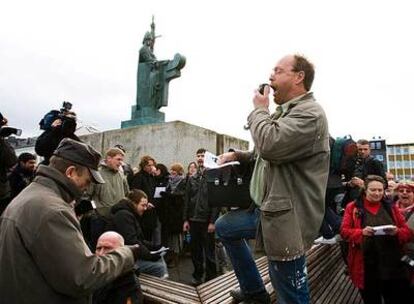 Un grupo de manifestantes, durante un acto de protesta contra el Banco Central de Islandia el pasado 10 de octubre en Reikiavik.