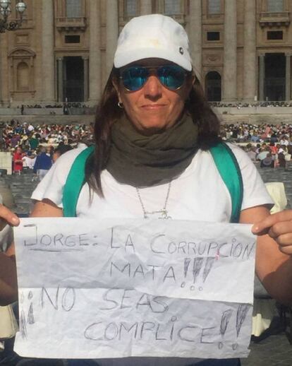 Juliana Conget y su peculiar protesta en el Vaticano.