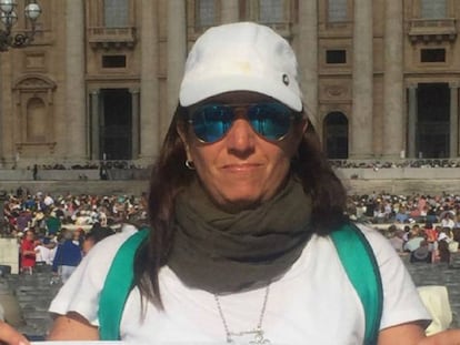 Juliana Conget y su peculiar protesta en el Vaticano.