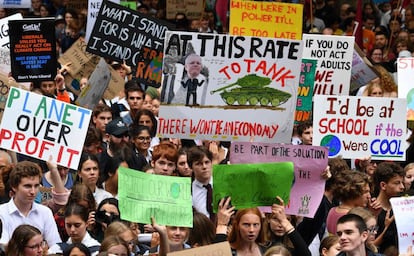 Miles de jóvenes australianos marcha en la protesta convocada este viernes en Sídney.