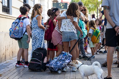 Varios niños  entran al CEIP Lluís Vives de Valencia.