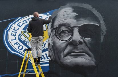 Un mural con la imagen de Claudio Ranieri, en un muro en Leicester.