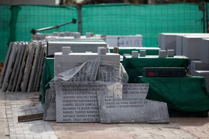 Destrucción de placas con los nombres de los fusilados por el franquismo, retiradas del memorial histórico inacabado en el cementerio de La Almudena de Madrid.