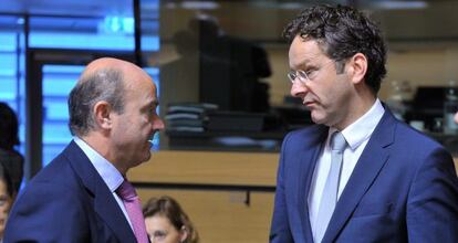 Luis de Guindos con Jeroen Dijsselbloem, en Bruselas.