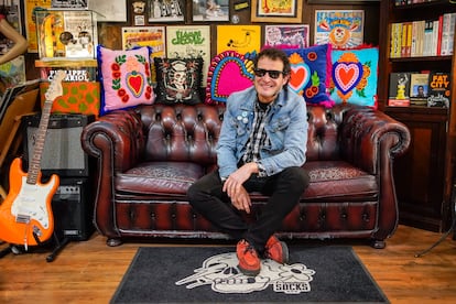 Iván Pérez posa en Chopper Monster, su tienda rocanrolera de Madrid, el 6 de mayo de 2025.