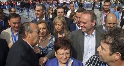 Alberto Fabra saluda al l&iacute;der del PP de Castell&oacute;n, Carlos Fabra (izquierda), antes de iniciarse el congreso. 