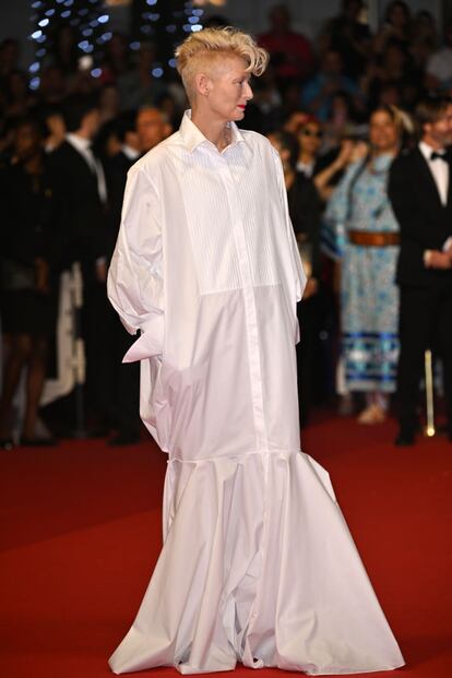 Tilda Swinton apostó por un elegante vestido camisero en blanco para asistir a la última jornada del Festival de Cannes. La actriz acudió a la premiere de la cinta R.M.N, del director rumano Cristian Mungiu, ganador de la Palma de Oro por 4 meses, 3 semanas y dos días en el año 2008.