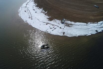 Una vista aérea muestra a los pescadores que navegan en un bote en el río Yenisei cerca de Khmelniki a las afueras de Krasnoyarsk (Rusia).