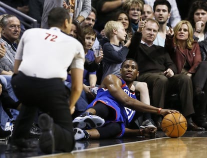 Thaddeus Young, de los Philadelphia 76ers' , observa al árbitro durante el partido ante los Phoenix Suns