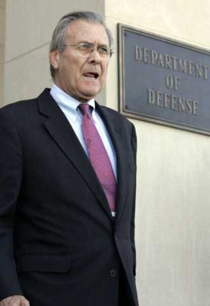 El secretario de Defensa Donald Rumsfeld pone en marcha un departamento para combatir la inexactitud de la información