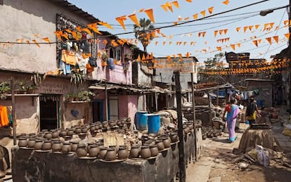 Vasijas de barro secándose al sol en el 'slum' de Dharavi, en Mumbai (India).