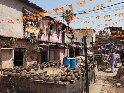 Vasijas de barro secándose al sol en el 'slum' de Dharavi, en Mumbai (India).