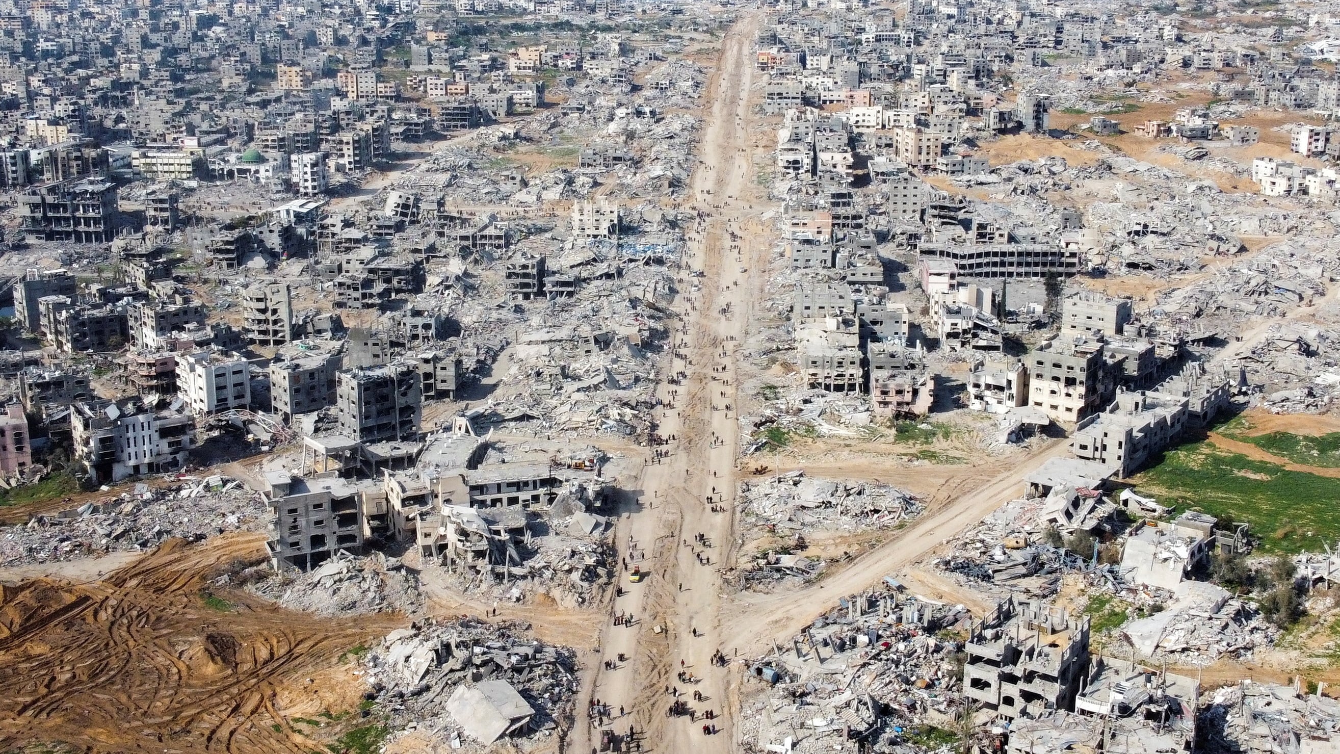 La destruccin en Yabalia y Jan Yunis, a vista de dron, un da despus del inicio del alto el fuego en Gaza