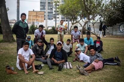 Jhony Arce (a la izquierda y de pie) junto a otros manifestantes, en un parque de Lima, el 16 de diciembre de 2022.