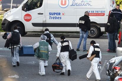 El equipo forense recoge material tras acceder al lugar del secuestro con rehenes en Trèbes (Francia). 