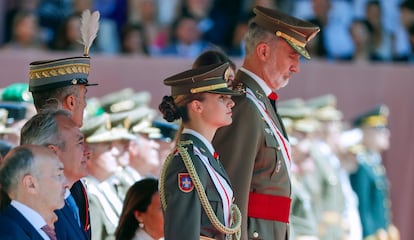 Leonor de Borbón junto a su padre, Felipe VI, durante el acto de entrega de los despachos de alférez en la Academia Militar de Zaragoza, este miércoles. 