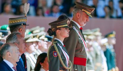 Leonor de Borbón junto a su padre, Felipe VI, durante el acto de entrega de los despachos de alférez en la Academia Militar de Zaragoza, este miércoles. 