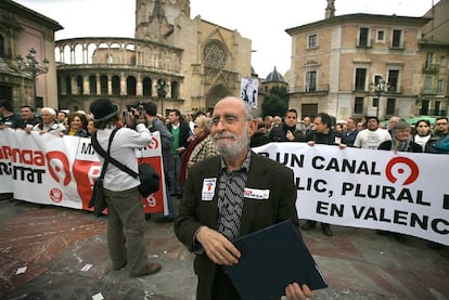 Momento en el que Romà de la Calle se disponía a leer ayer el manifiesto durante la concentración por la transparencia en Canal 9.