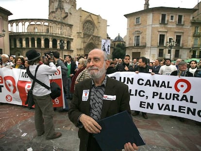 Momento en el que Romà de la Calle se disponía a leer ayer el manifiesto durante la concentración por la transparencia en Canal 9.