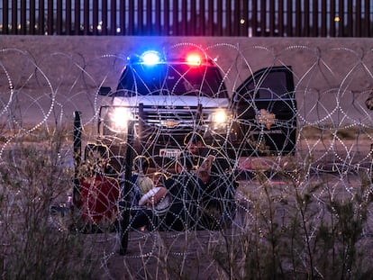 Una familia de migrantes es detenida por elementos de la patrulla fronteriza de Estados Unidos, al cruzar el Río Bravo, desde Ciudad Juárez, la noche del 11 de mayo de 2023