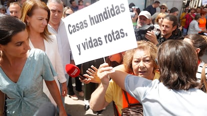 Una protesta de los vecinos de San Fernando donde increpaban a la líder madrileña de Vox, Rocío Monasterio.