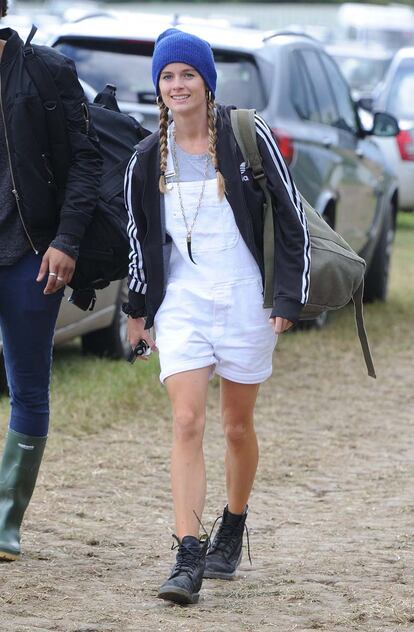 Cressida Bonas, ex novia del príncipe Harry, lució este look tan festivalero en Glastonbury 2014. El peto en versión corto y de color blanco es una de las opciones más veraniegas.