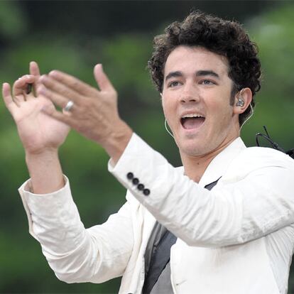 Kevin Jonas, miembro de la banda de pop Jonas Brothers, ha decidido comprometerse con Danielle Deleasa, su novia de 22 años. Según la publicación &#39;People&#39;, Jonas conoció a Deleasa dos años atrás, en Bahamas. Pese al intercambio de anillos, los novios todavía no han oficializado detalles sobre la boda. (Texto: REUTERS)