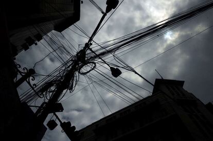 RInstalación eléctrica en una calle de Calcuta.