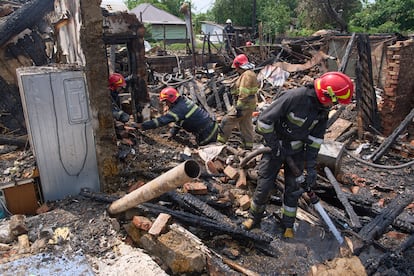Bomberos extinguen un incendio tras un ataque ruso en Zaporizhzhia, Ucrania, este miércoles.