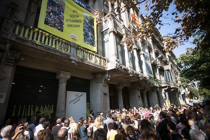 Trabajadores de la Conselleria de Economia concentrados este jueves delante de la sede