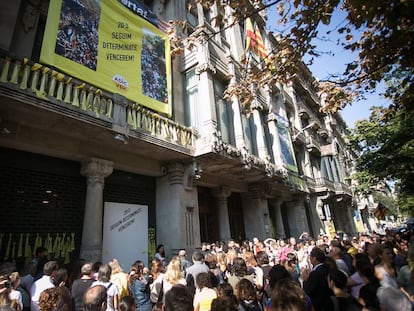 Trabajadores de la Conselleria de Economia concentrados este jueves delante de la sede