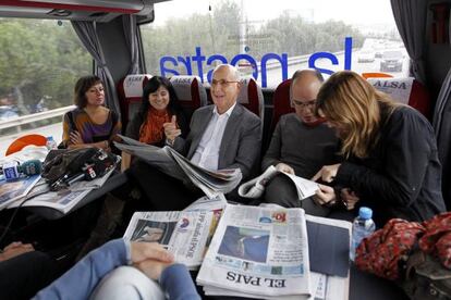 Josep Antoni Duran i Lleida en el autobús de los periodistas que le siguen en la campaña.