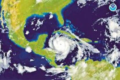 El huracán Dean mantiene en vilo al sector turístico y a los viajeros en México