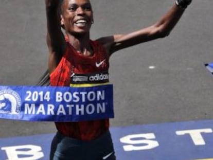 Rita Jeptoo en el instante de ganar el Maratón de Boston, el apsado mes de abril.