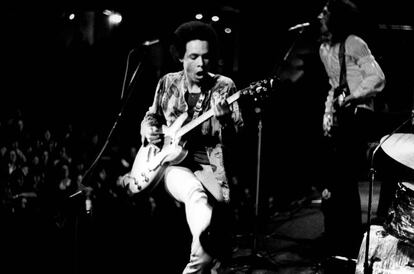 Caleb en acción, durante un concierto del grupo Hookfoot en 1972.