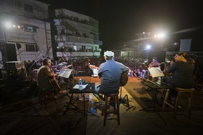 Silvio Rodríguez durante um concerto ao ar livre num bairro de Havana.