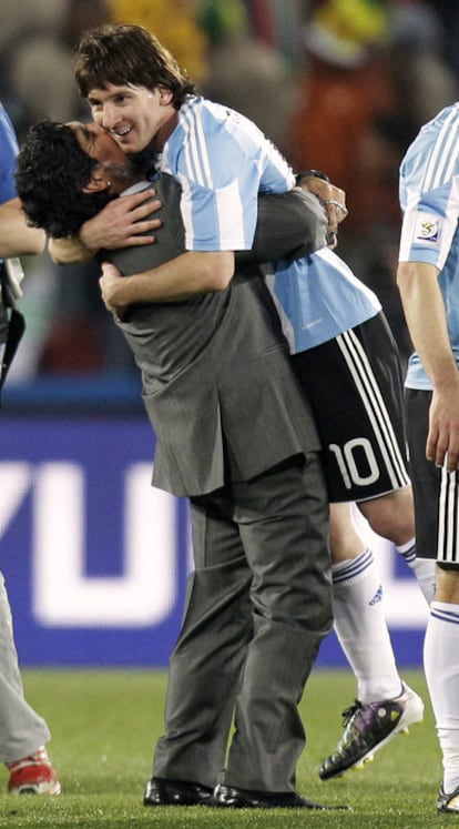 Maradona abraza y besa a Messi tras la victoria argentina contra Nigeria.