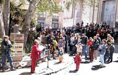 Un instante del homenaje de ayer a Joan Valls Jordà en la plaza del Fossar de Alcoy.