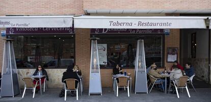 Varios comensales disfrutan en una terraza de un bar de Carabanchel, en Madrid (España), a 12 de febrero de 2021. La Consejería de Sanidad de Madrid ha informado hoy de que el toque de queda se mantendrá a las 22.00 horas hasta el jueves de la semana que 