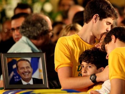 Filhos de Campos consolam a m&atilde;e no vel&oacute;rio.