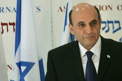El ministro de Defensa israelí, Saúl Mofaz, ayer durante una rueda de prensa en Tel Aviv.