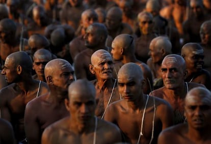 Miembros de la secta Awahan Akhara participan en un rito de iniciación en la confluencia de los ríos Ganges y Yamuna en India.
