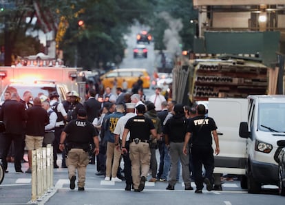 Servicios de emergencia y miembros de la policía en el distrito de Manhattan, este lunes.