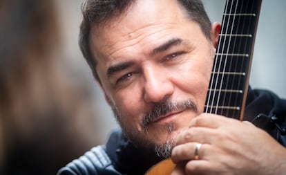 Ismael Serrano posa con una de sus guitarras en Madrid.