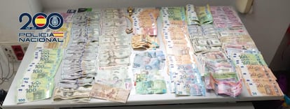 Dinero intervenido a una banda itinerante, en el que se observan varias divisas, porque muchos de sus objetivos son turistas.