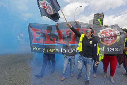 Manifestantes de Élite Taxi Madrid por las calles del centro de la capital.